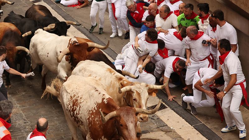 Las mejores imágenes del primer encierro de San Fermín 2023: limpio y algo accidentado al final