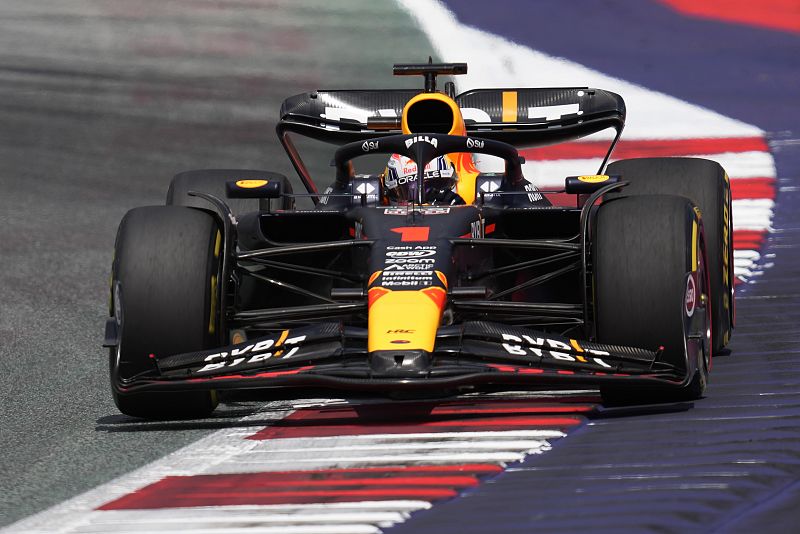 Verstappen domina los primeros libres en Austria por delante de los Ferrari
