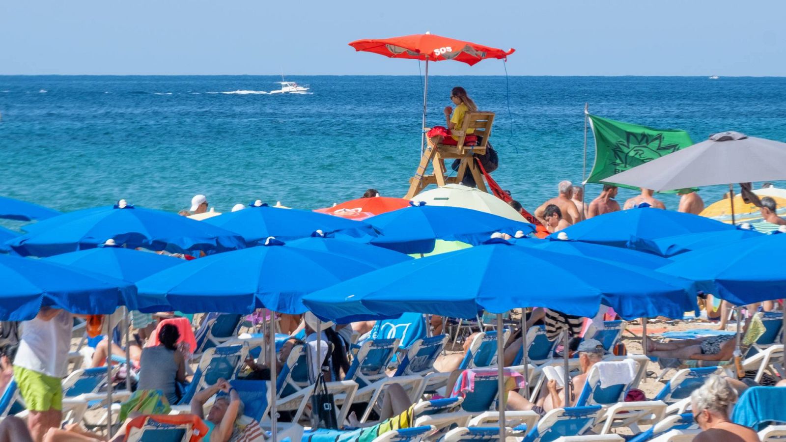 En junio, el paro se redujo en 50.268 personas hasta dejar el total de desempleados por debajo de los 2,7 millones, según el INE, al tiempo que se alcanzaba un nuevo récord de afiliados a la Seguridad Social, con 20.869.940 trabajadores de media.