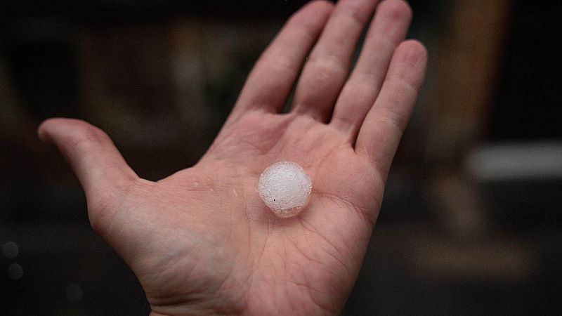 Una fuerte tormenta de granizo deja tres heridos leves y varios incidentes en las calles de Valencia