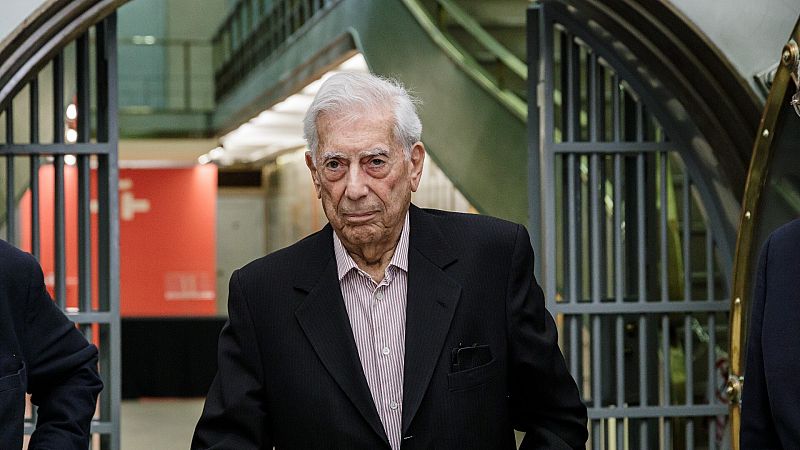 El escritor Mario Vargas Llosa, hospitalizado por segunda vez en Madrid por coronavirus