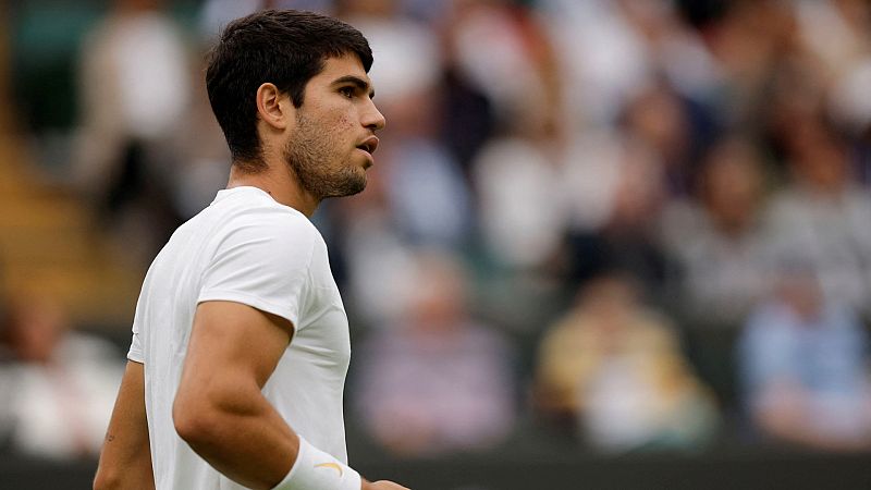 Carlos Alcaraz debuta en Wimbledon arrollando a Jeremy Chardy y provocando su retirada