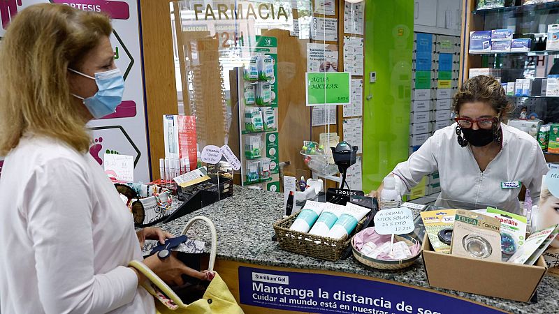 Las mascarillas dejan de ser obligatorias en centros sanitarios y farmacias tras publicarse la medida en el BOE