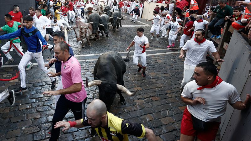 Las mejores imágenes del segundo encierro de San Fermín 2023: peligroso y multitudinario