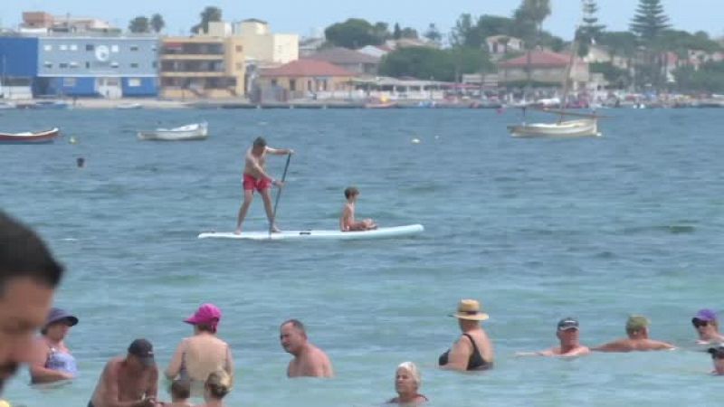 El Mar Menor recibe la primera oleada de turistas del verano