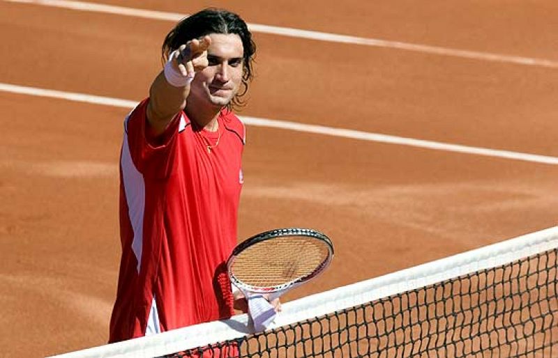 Ferrer aprovecha los errores de Djokovic