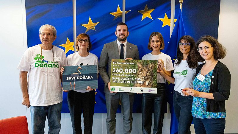 Varias ONG entregan a la Comisión Europea 260 mil firmas contra la ley de regadíos de Doñana de la Junta de Andalucía