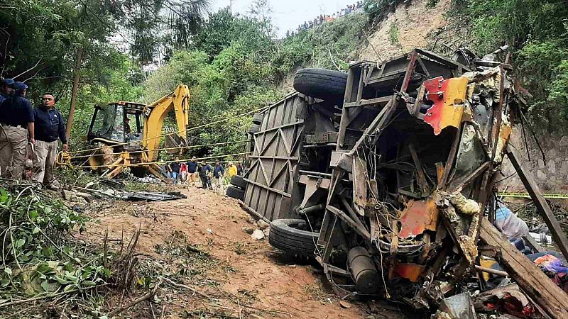 Al menos 29 personas mueren al volcar en un autobús por un barranco en México