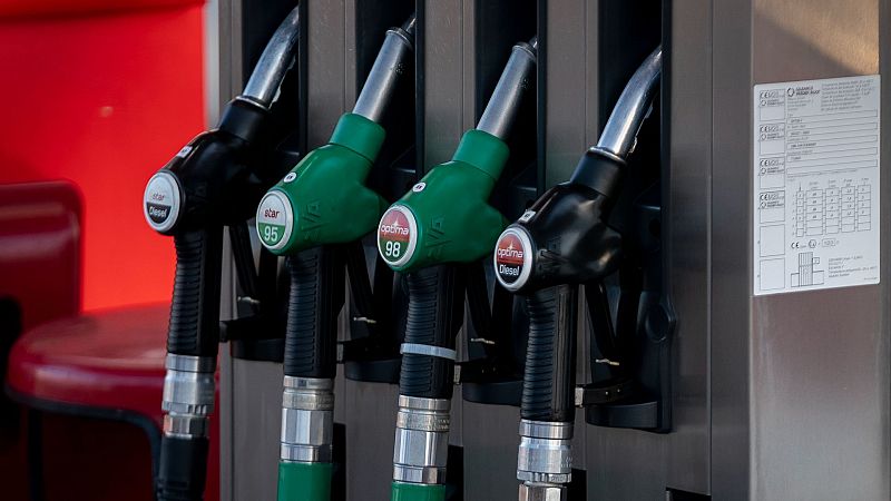 La gasolina y el di�sel cortan la tendencia al alza y se abaratan entre un 0,27% y un 0,43%
