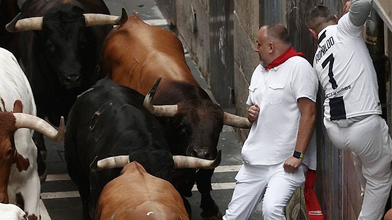 Primer encierro de San Fermn limpio y tenso en el ltimo tramo con toros de La Palmosilla