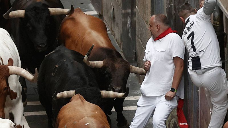 Primer encierro de San Fermín limpio y tenso en el último tramo con toros de La Palmosilla