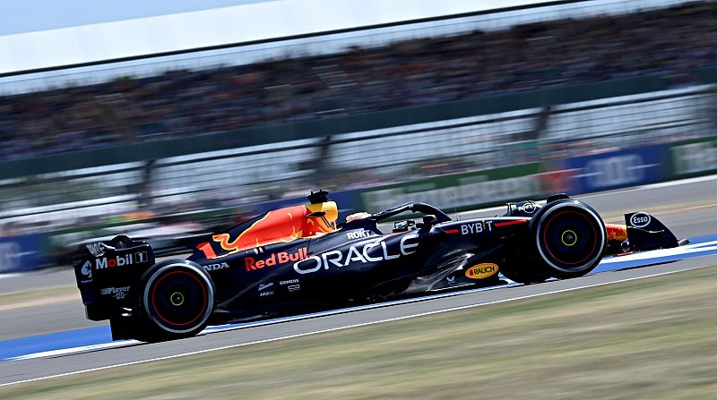 Verstappen manda toda la jornada, pero Carlos Sainz ilusiona con repetir victoria en Silverstone