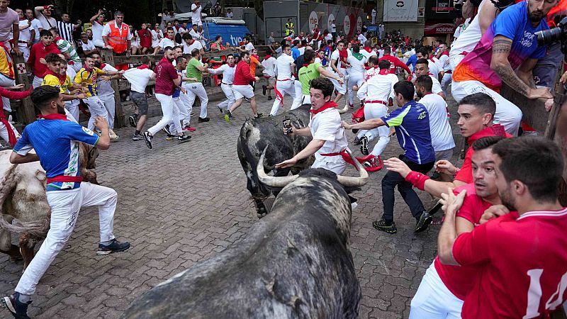 Así te hemos contando el tercer encierro de San Fermín 2023: Cinco heridos, uno por asta de toro por los Cebada Gago