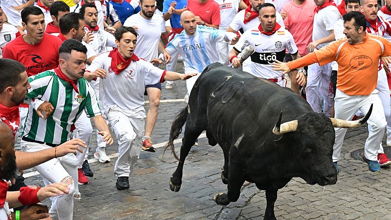 Los Cebada Gago protagonizan un emocionante y tenso tercer encierro de San Fermín con varios toros rezagados