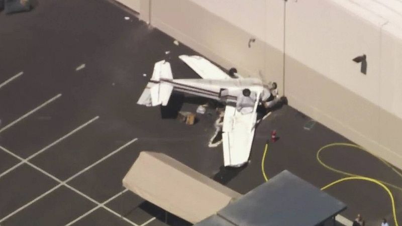 Mueren seis personas al estrellarse un avión privado en las afueras de Los Ángeles