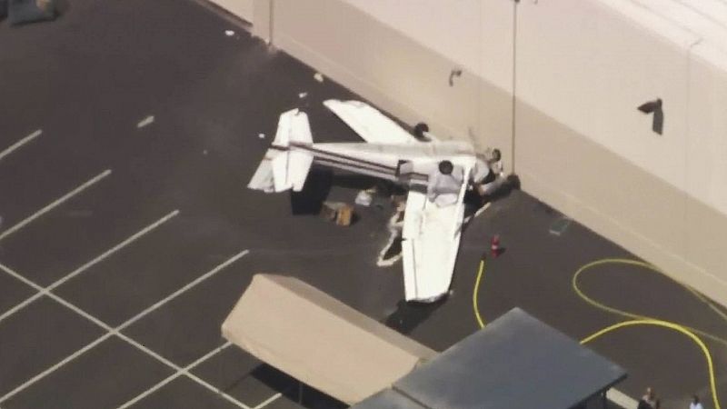 Mueren seis personas al estrellarse un avión privado en las afueras de Los Ángeles