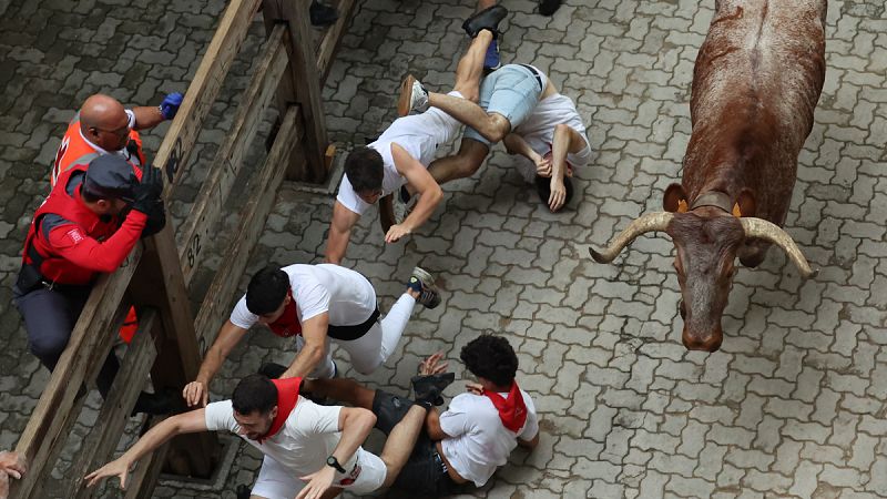 Las mejores imágenes del quinto encierro de San Fermín 2023: limpio y rápido