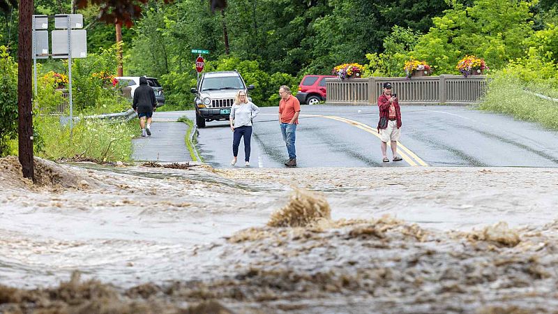 Las fuertes lluvias en EE.UU. causan inundaciones en Vermont y Nueva York, que dejan un muerto y 50 rescates