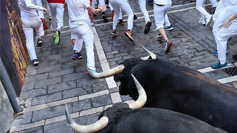 Sptimo encierro de San Fermn 2023 fugaz y tenso con la manada dividida de los Victoriano del Ro