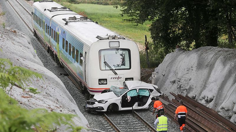 Dos muertos y un herido al arrollar un tren a un coche en un paso a nivel en Lugo