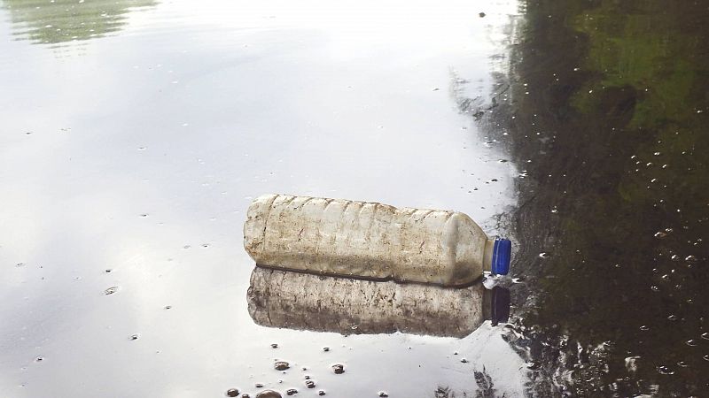 Los microplásticos están más presentes en algunos lagos que en las zonas más contaminadas de los océanos