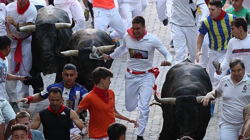 Los Miura protagonizan un último encierro de San Fermín vistoso y noble con tres toros adelantados