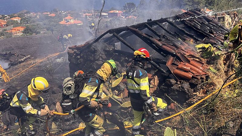 El incendio en La Palma cumple 48 horas activo y las llamas alcanzan la Caldera de Taburiente