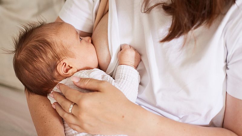 Culpa y presión social, la otra cara de la lactancia materna: "Sientes que si no das teta no eres buena madre"