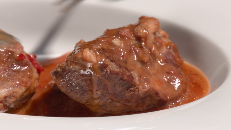 Receta de carrilleras de ibérico estofadas al vino blanco: ¡ideal para sorprender a tus invitados en una comida!