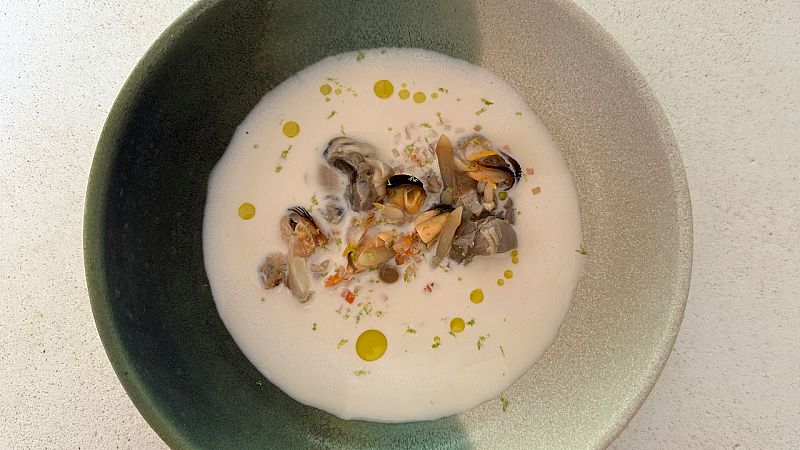 Receta de Mara Lo: Crema fra de ajoblanco con salpicn de marisco