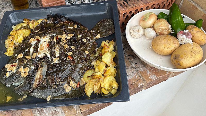 Receta de Mara Lo: rodaballo a la bilbana con patatas panaderas