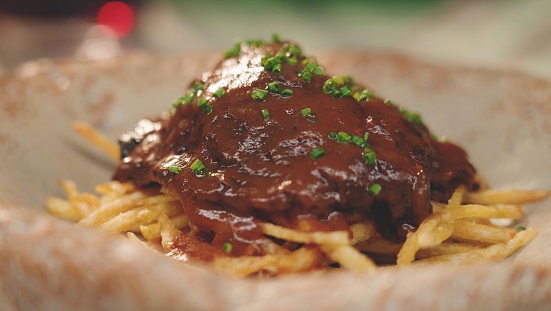 Receta de Mara Lo: carrilleras de cerdo con patatas paja