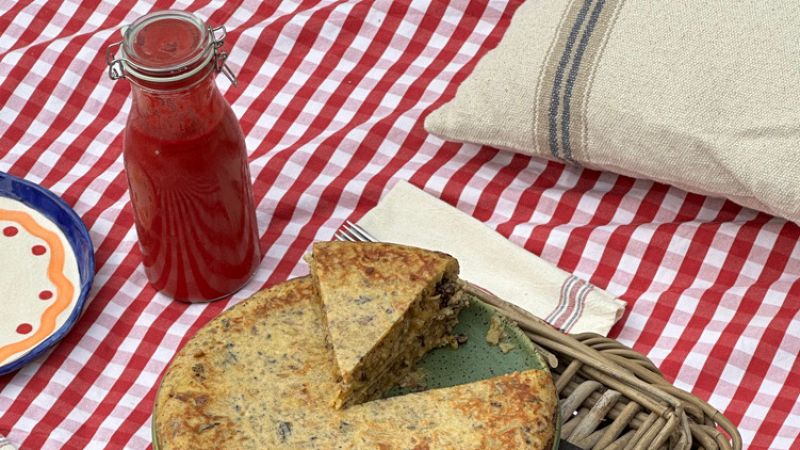 Receta de María Lo: Tortilla de patata con morcilla y pera y gazpacho de remolacha