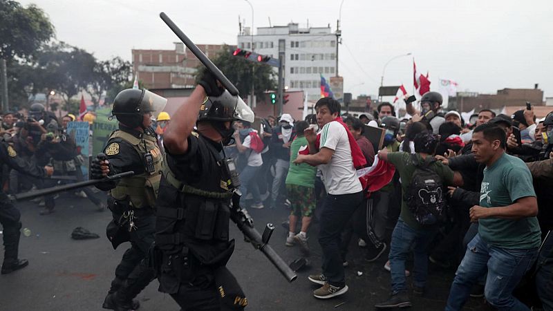 Enfrentamientos y disturbios en Perú tras la entrada de manifestantes a los exteriores del Congreso
