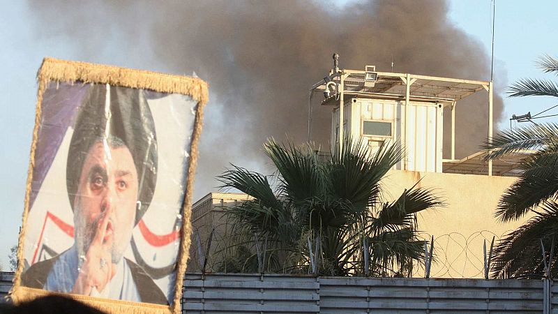 Manifestantes iraquíes incendian la embajada sueca en Bagdad en protesta por la quema del Corán en el país europeo