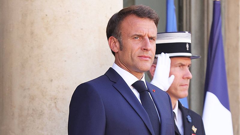 Macron cambia a ocho ministros y elige perfiles más políticos para Educación y Sanidad