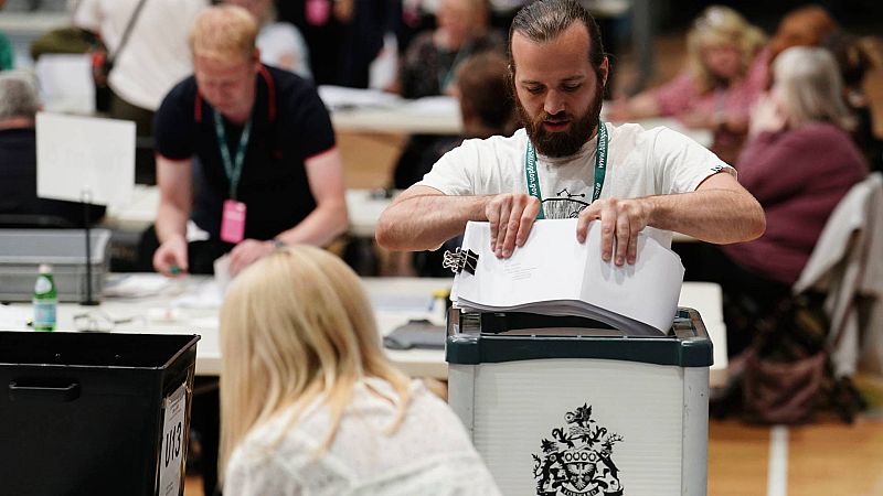 Los conservadores retienen el antiguo escaño de Boris Johnson en las elecciones parciales