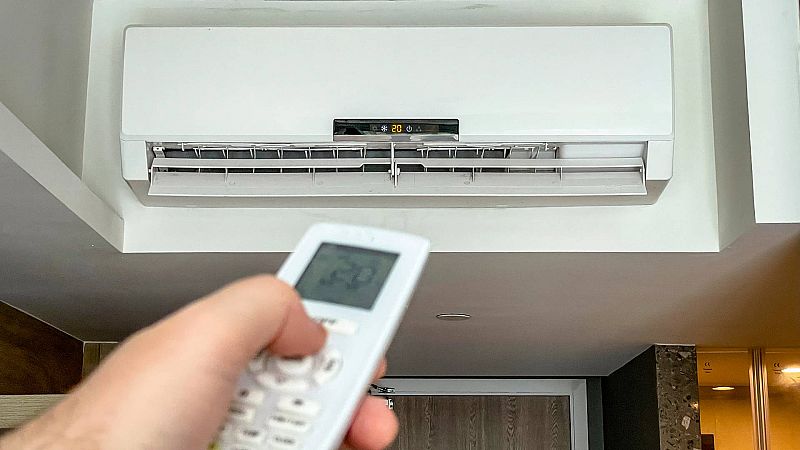 Dormir con el aire acondicionado encendido: inconvenientes y precauciones a tener en cuenta