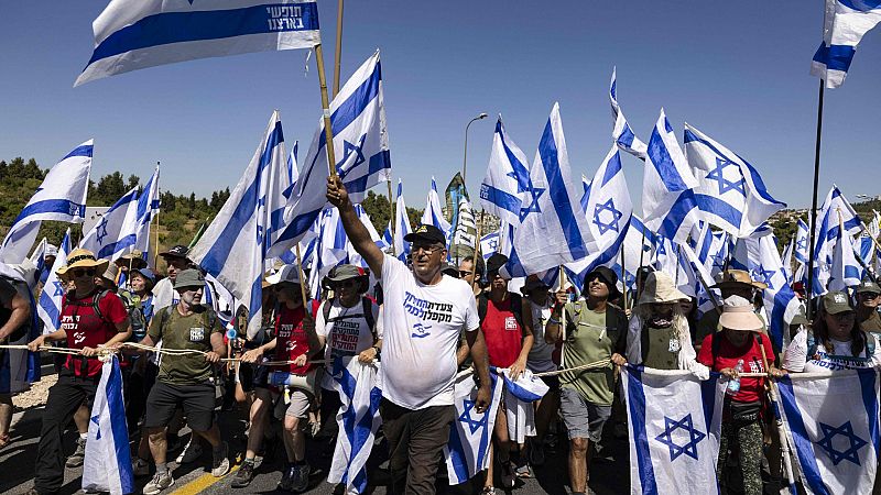 Cientos de miles de israelíes toman las calles para frenar la reforma judicial en las mayores protestas de su historia