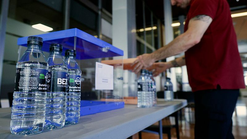 Los colegios electorales se arman de agua y ventiladores para combatir el calor en el 23J