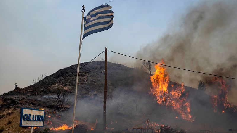 Los grandes incendios en Grecia obligan a evacuar municipios en Corfú y Eubea mientras siguen fuera de control en Rodas