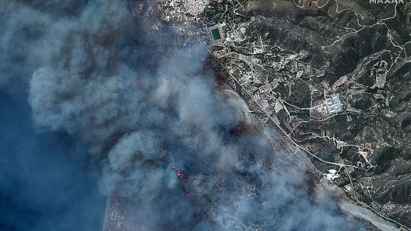 Grecia continúa luchando por controlar los incendios en Rodas, Corfú y Eubea