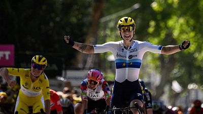 Lorena Wiebes demuestra su podero en el primer final al sprint del Tour en Montignac-Lascaux