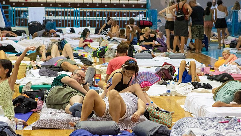 Miles de turistas evacuados por los incendios: "El fuego llegaba a las carreteras y había coches prendidos"