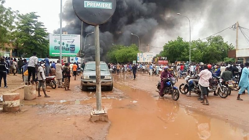 El Ejército de Níger apoya a los golpistas mientras el presidente sigue retenido y pide proteger la democracia