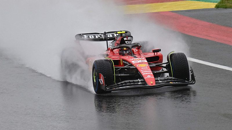 Carlos Sainz marca el mejor tiempo en una sesión de entrenamientos libres pasada por agua