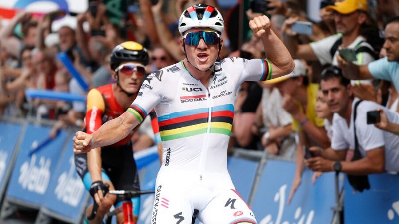 Remco Evenepoel vence al esprint a Pello Bilbao y repite triunfo en la 'Klasikoa'