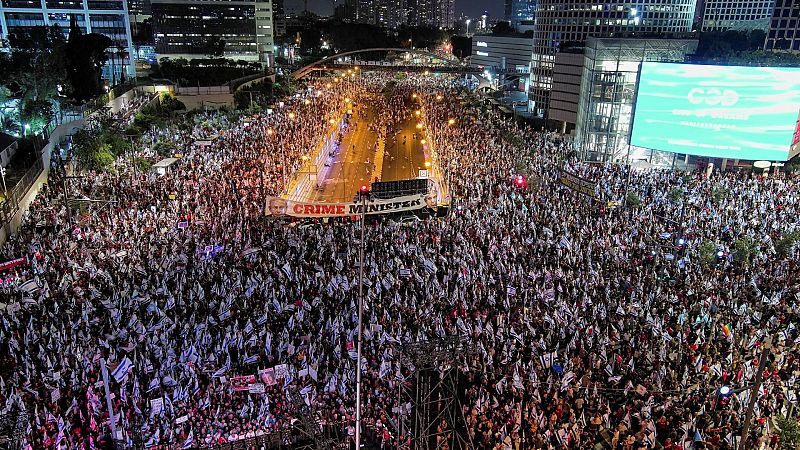 Cientos de miles de manifestantes israelíes mantienen la presión sobre Netanyahu por la reforma judicial