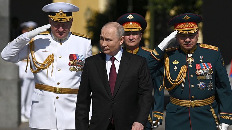 Putin promete a la Armada rusa 30 nuevos buques de guerra a final de año en el desfile del día de la Marina