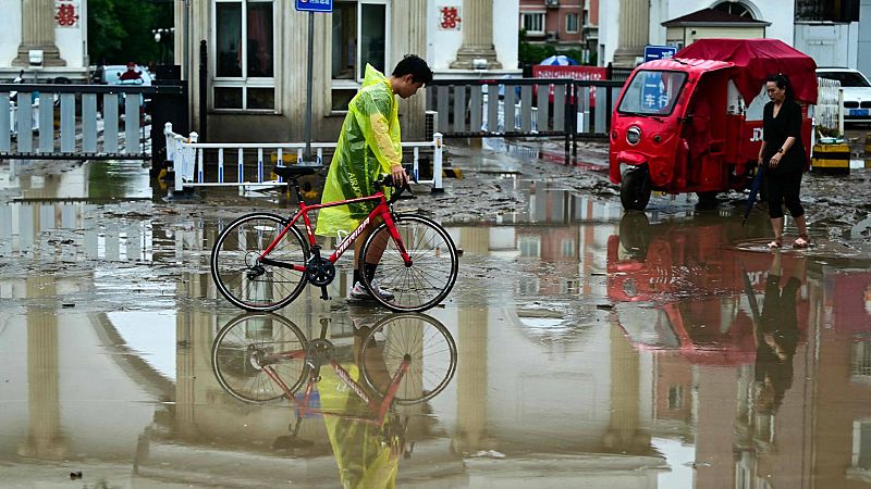 Dos muertos y 100.000 evacuados tras las peores lluvias caídas en una década en el norte de China